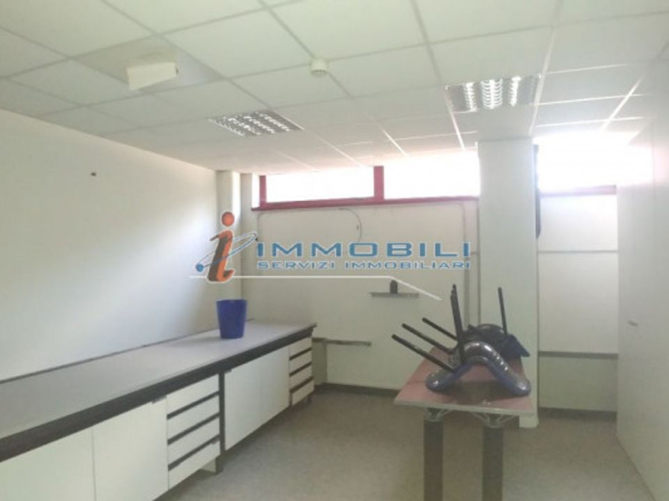 L'establiment comercial a Vimodrone, Milan - foto 5