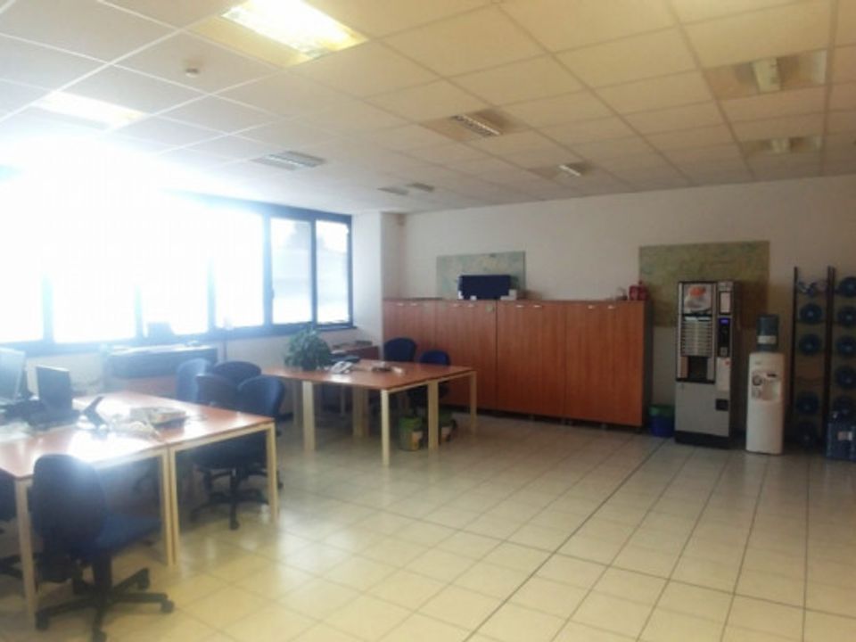 L'establiment comercial a Vimodrone, Milan - foto 5