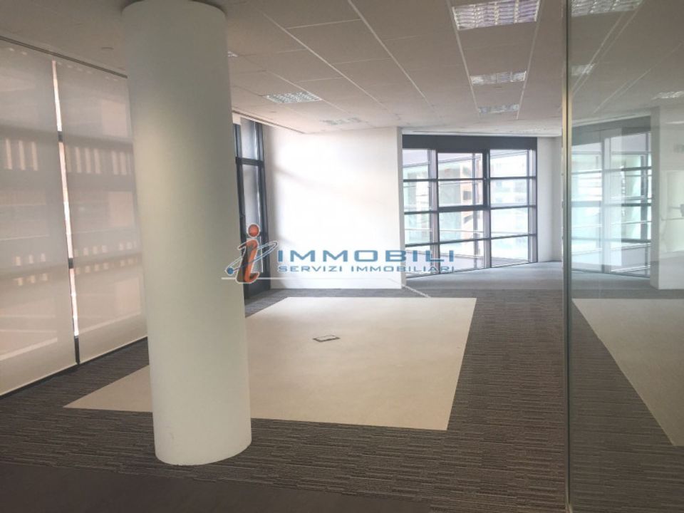 L'establiment comercial a Vimodrone, Milan - foto 4