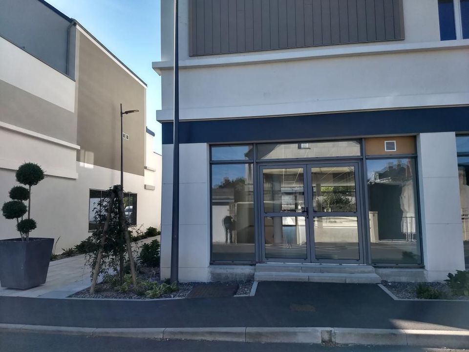 Commercial property in Mauges-sur-Loire, Maine-et-Loire - photo 3