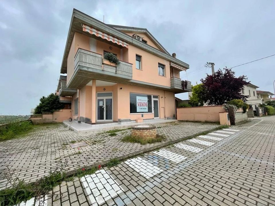 Erhvervsejendom i Citta Sant'Angelo, Pescara - foto 1