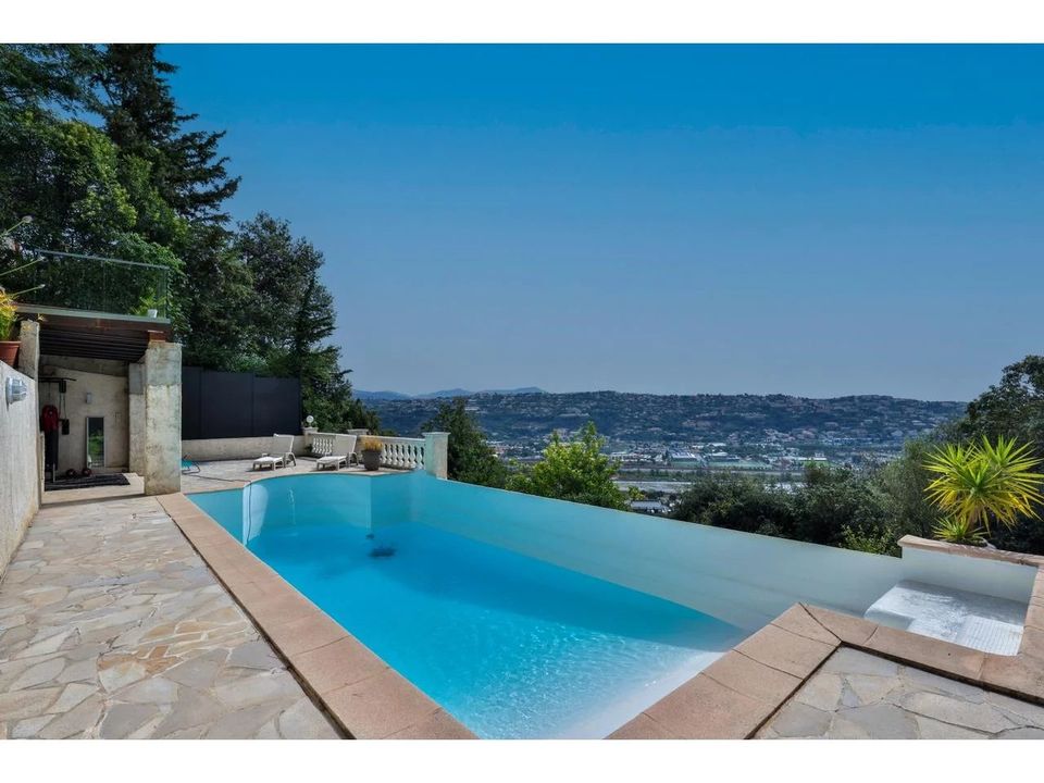 Villa i Saint-Laurent-du-Var, Alpes-Maritimes - foto 1
