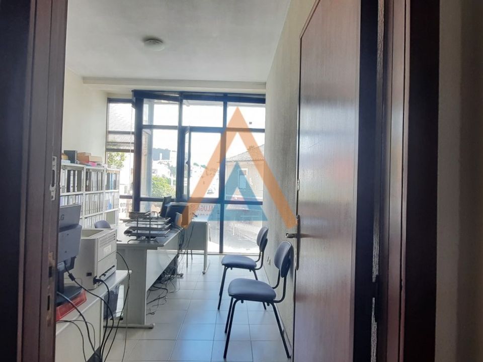 L'establiment comercial a Santa Maria da Feira, Aveiro - foto 1