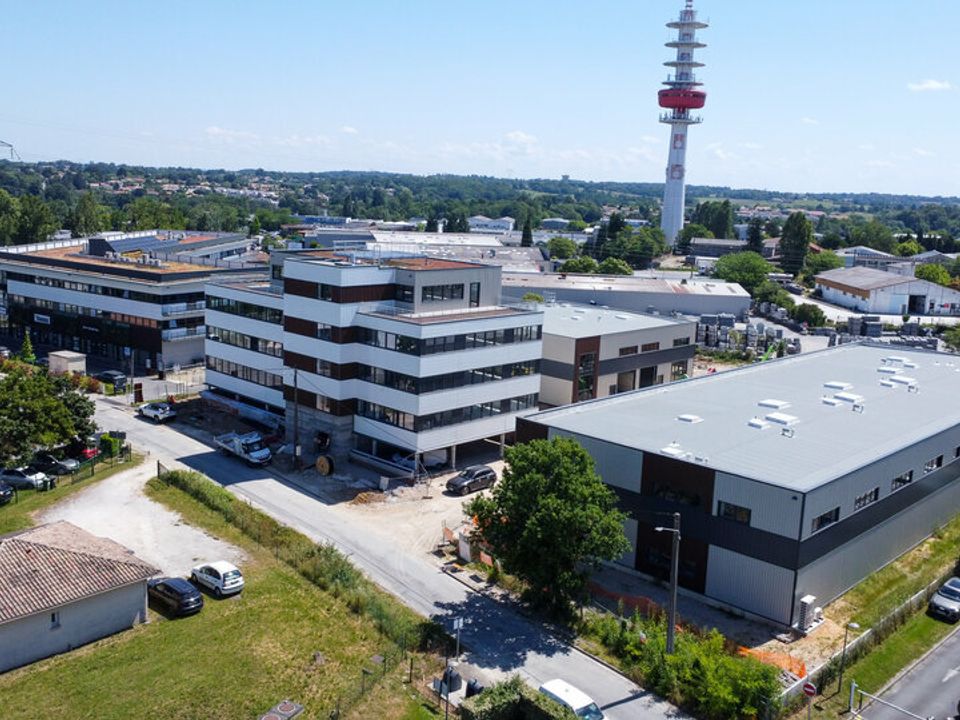 Erhvervsejendom i Artigues-pres-Bordeaux, Gironde - foto 1