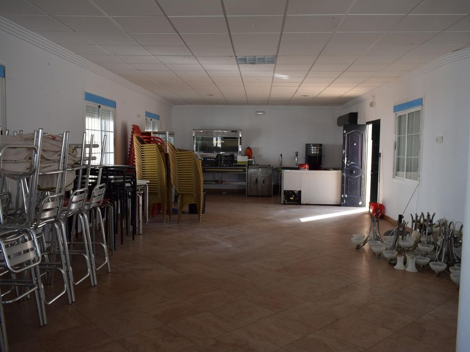 Erhvervsejendom i San Bartolome De La Torre, Huelva - foto 1