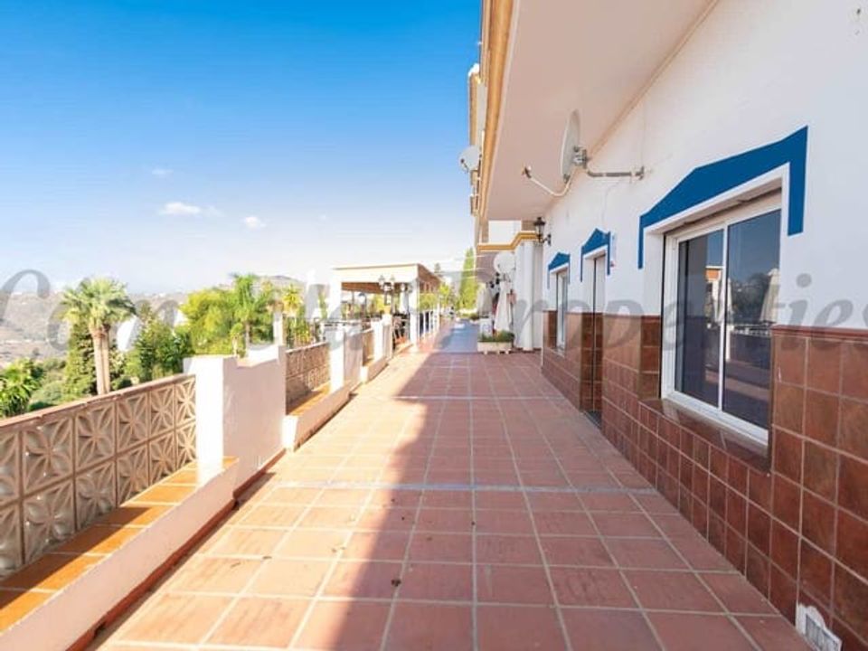 Commercial property in Competa, Malaga - photo 1