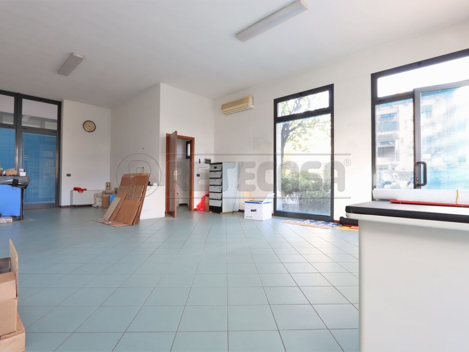 L'establiment comercial a Longare, Vicenza - foto 1