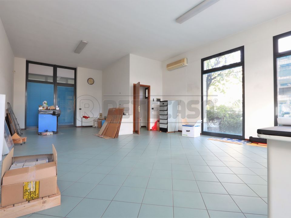 L'establiment comercial a Longare, Vicenza - foto 2