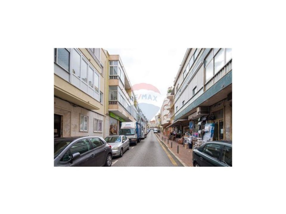 Erhvervsejendom i Amadora, Lisbon - foto 1