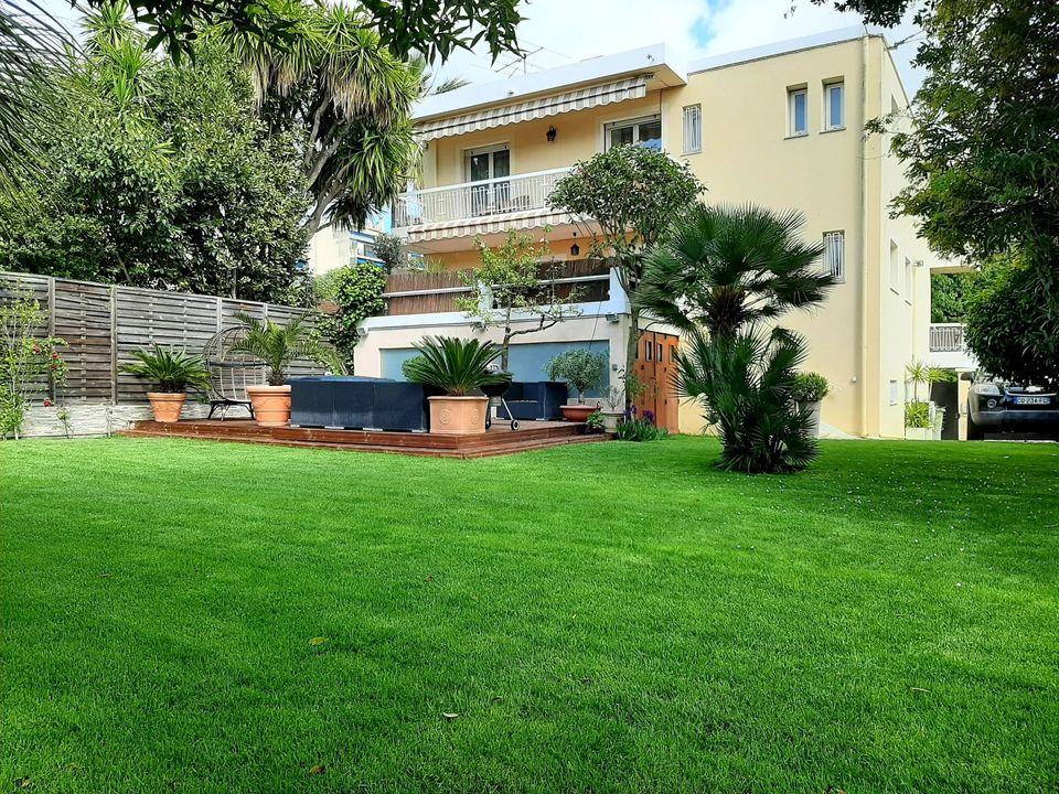 Villa i Juan-les-Pins, Alpes-Maritimes - foto 1