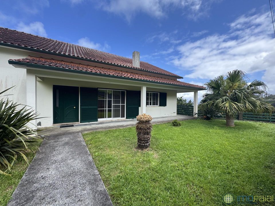 Casa de pueblo en Horta, Faial - foto 1