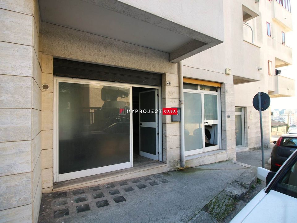 L'establiment comercial a Martina Franca, Taranto - foto 1