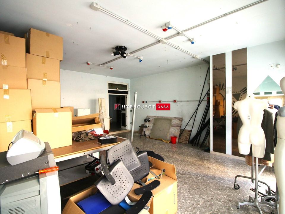 L'establiment comercial a Martina Franca, Taranto - foto 3