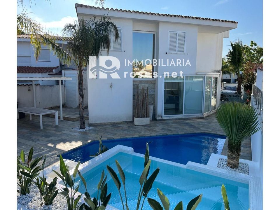 Villa en Empuriabrava, Gerona - foto 1