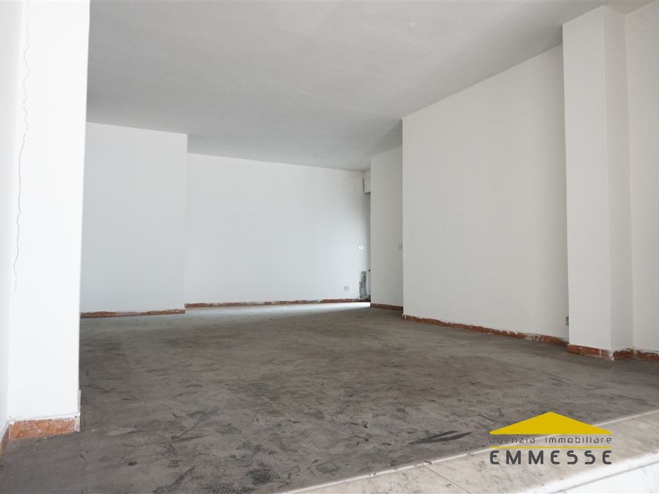 Erhvervsejendom i Carrara, Massa and Carrara - foto 1