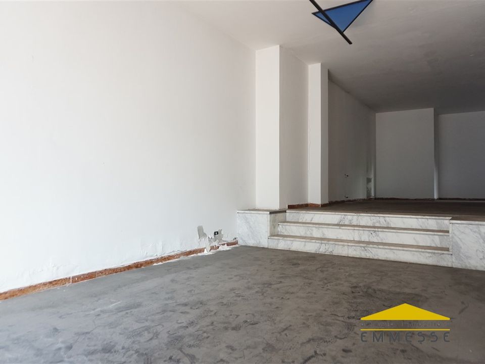 Erhvervsejendom i Carrara, Massa and Carrara - foto 4