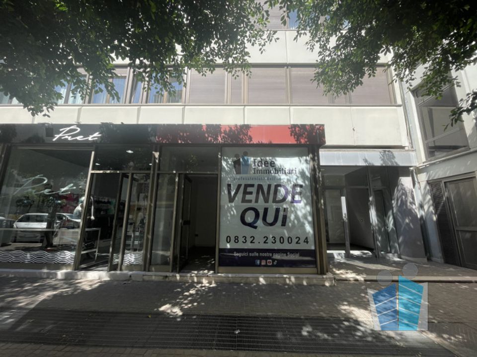 Commercial property in Lecce, Lecce - photo 1