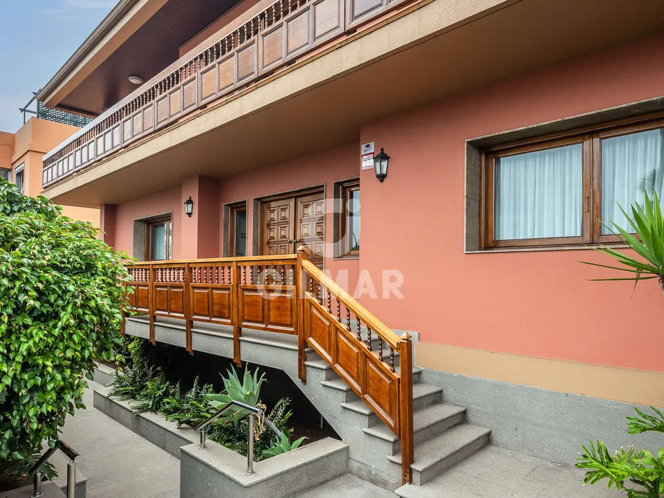 Villa in Las Palmas De Gran Canaria, Gran Canaria - photo 2
