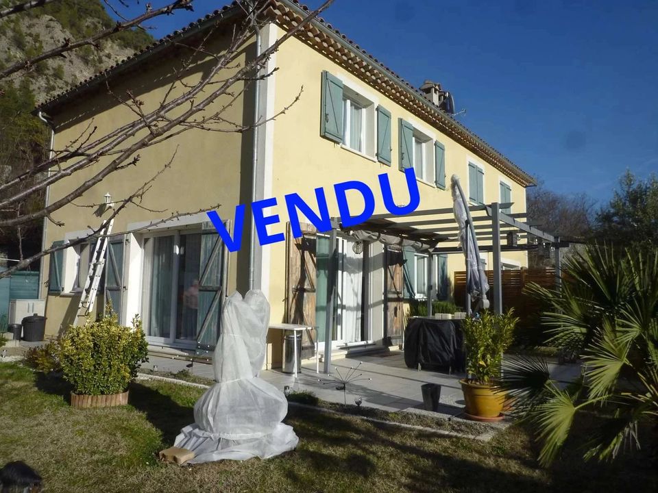Villa en Touët-sur-Var, Alpes-Maritimes - foto 1