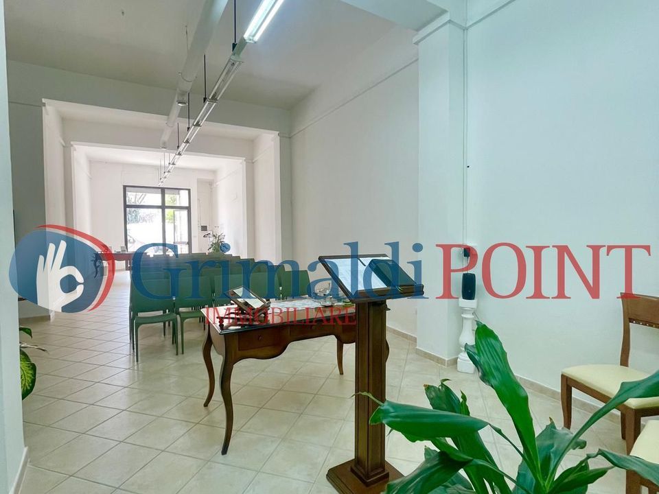 Commercial property in Lecce, Lecce - photo 1