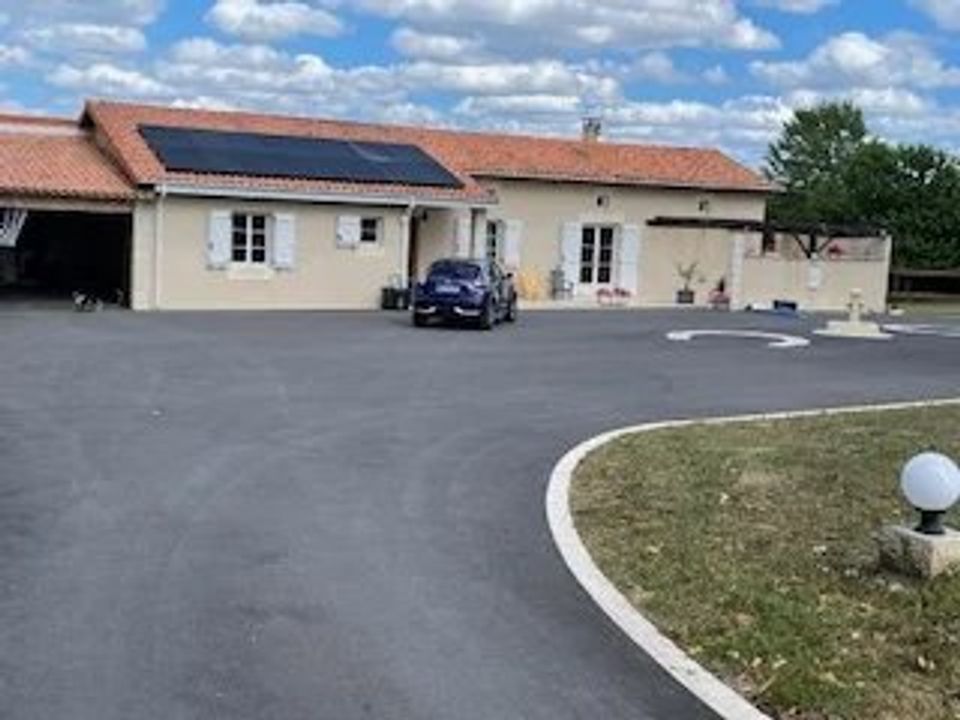 Villa in Genouillac, Charente - foto 1