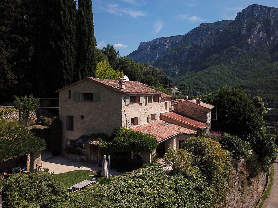Villa i Le Bar-sur-Loup, Alpes-Maritimes - foto 1