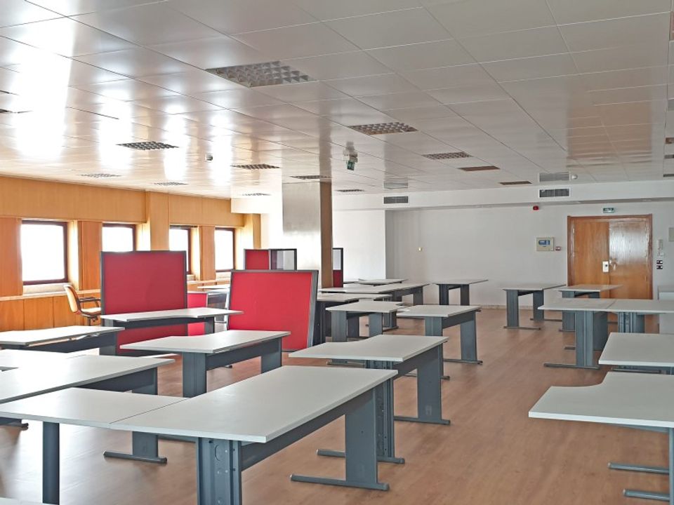 Commercial property in Carnaxide, Lisbon - photo 1