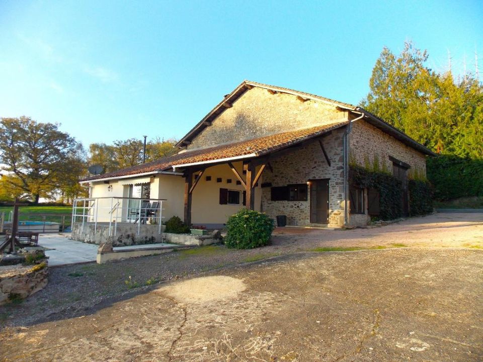 Landejendom i Les Salles-Lavauguyon, Haute-Vienne - foto 1