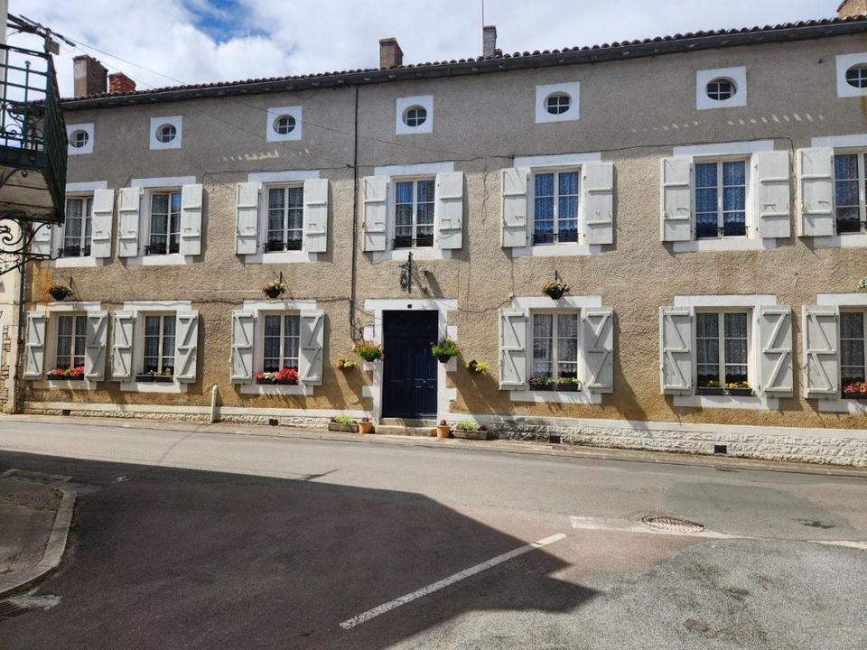Erhvervsejendom i Champagne-Mouton, Charente - foto 1