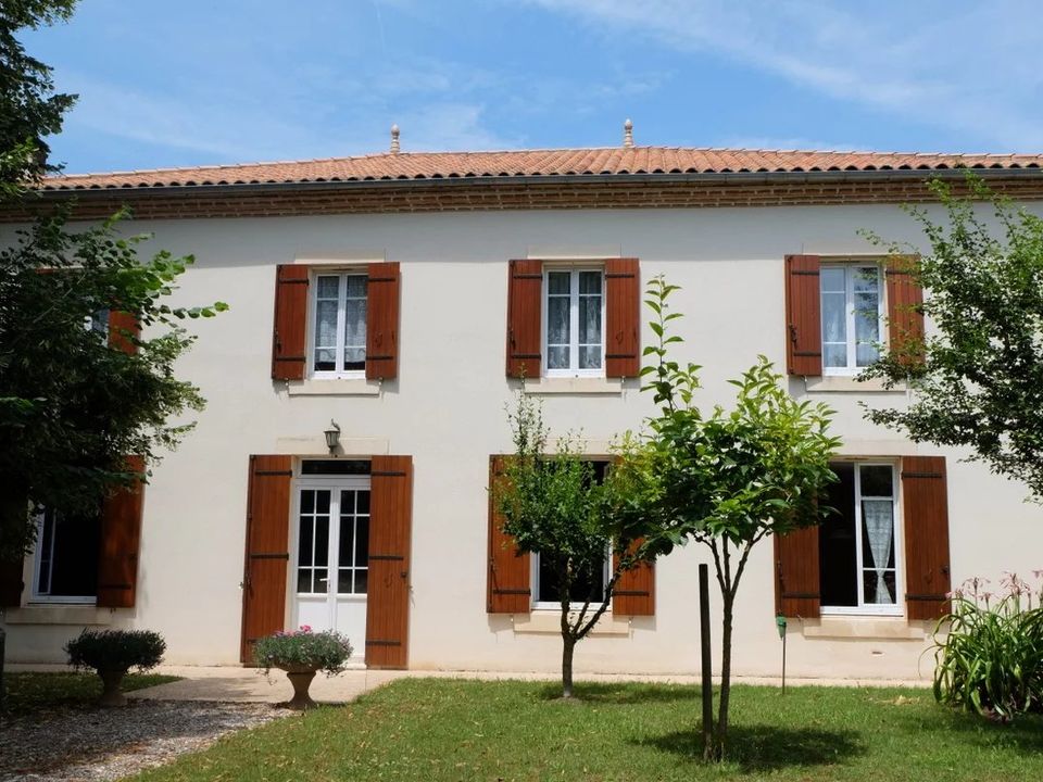 Villa in Villeneuve-sur-Lot, Lot-et-Garonne - foto 1