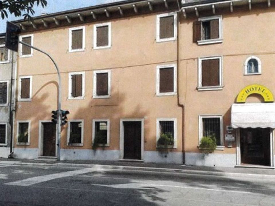 Erhvervsejendom i Villafranca di Verona, Verona - foto 1