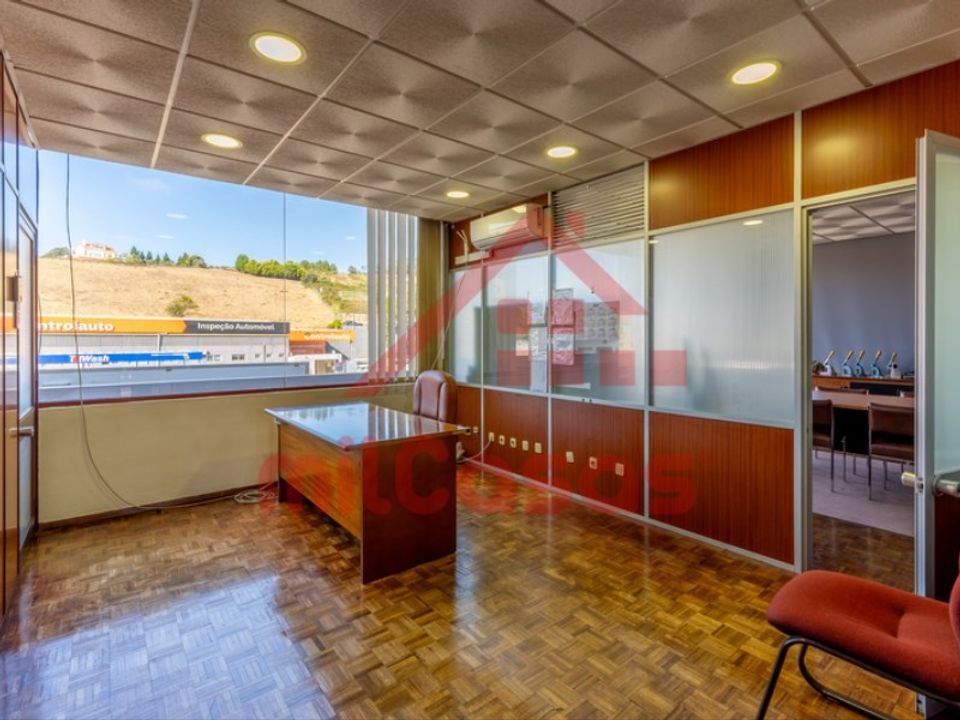 L'establiment comercial a Matacaes, Lisbon - foto 4