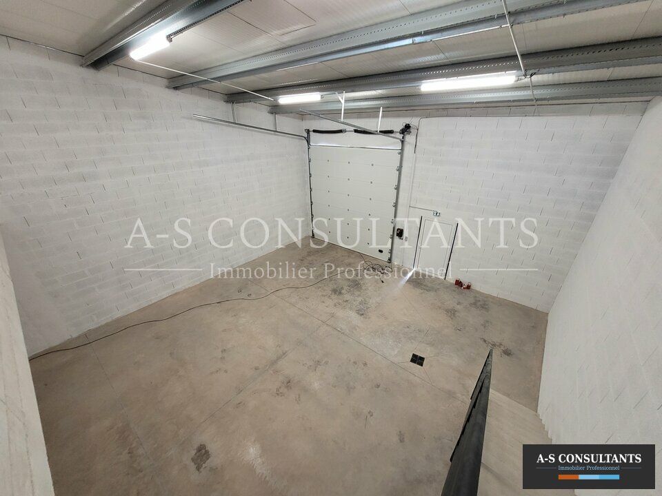 Commercial property in Vaulx-Milieu, Isere - photo 2