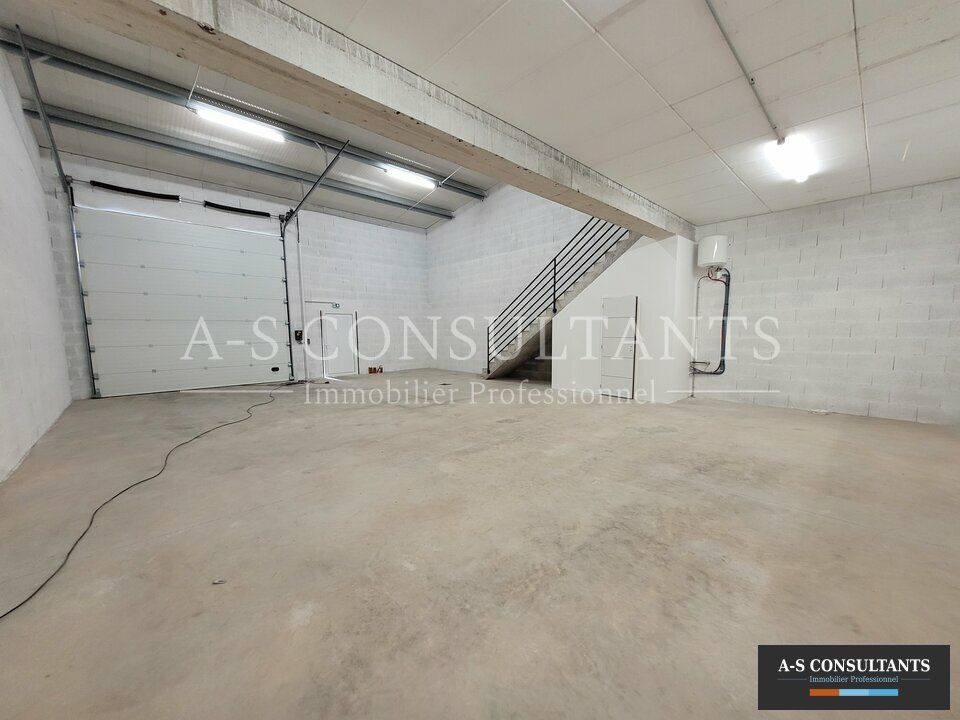 Commercial property in Vaulx-Milieu, Isere - photo 3