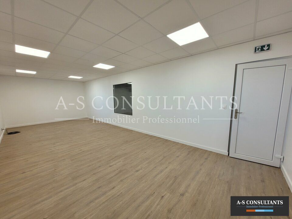 Commercial property in Vaulx-Milieu, Isere - photo 4
