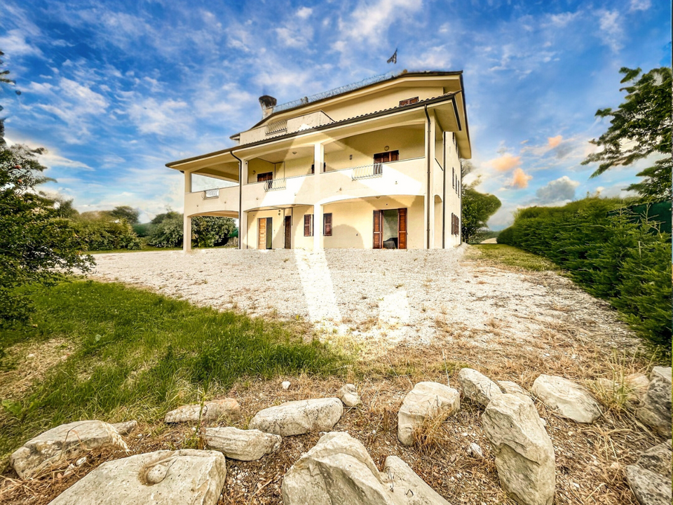 Villa en Santa Maria Nuova, Ancona - foto 1