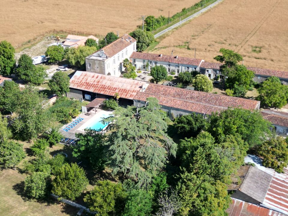Villa in Saint-Jean-d'Angely, Charente-Maritime - foto 1
