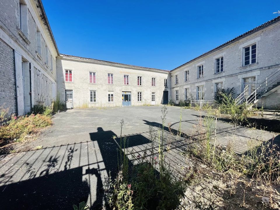 Erhvervsejendom i Barbezieux-Saint-Hilaire, Charente - foto 1