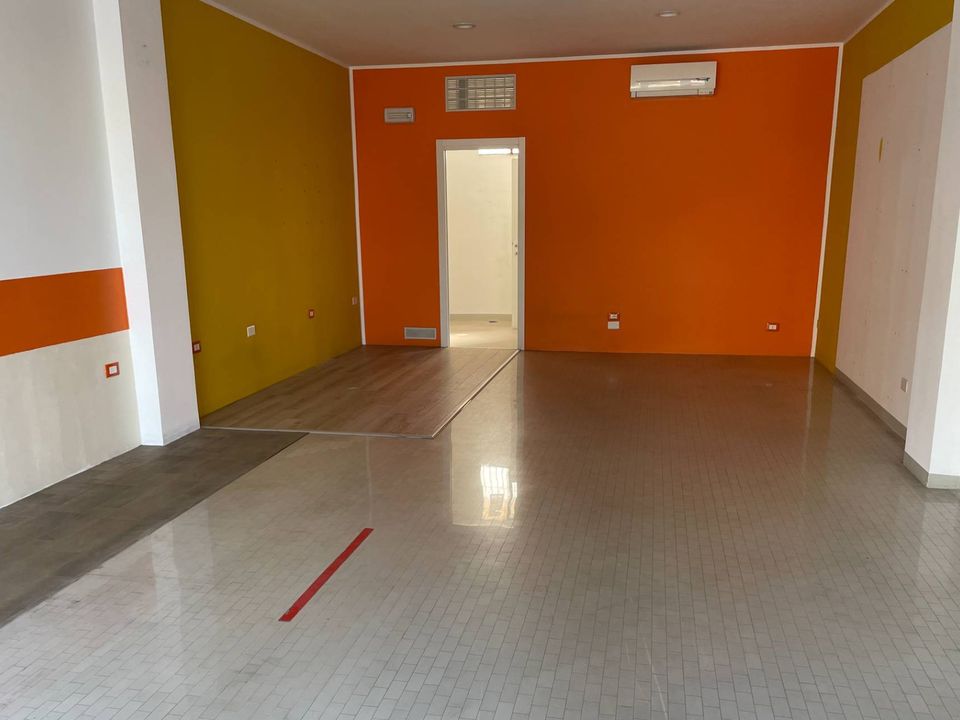 Erhvervsejendom i Pesaro, Pesaro and Urbino - foto 4
