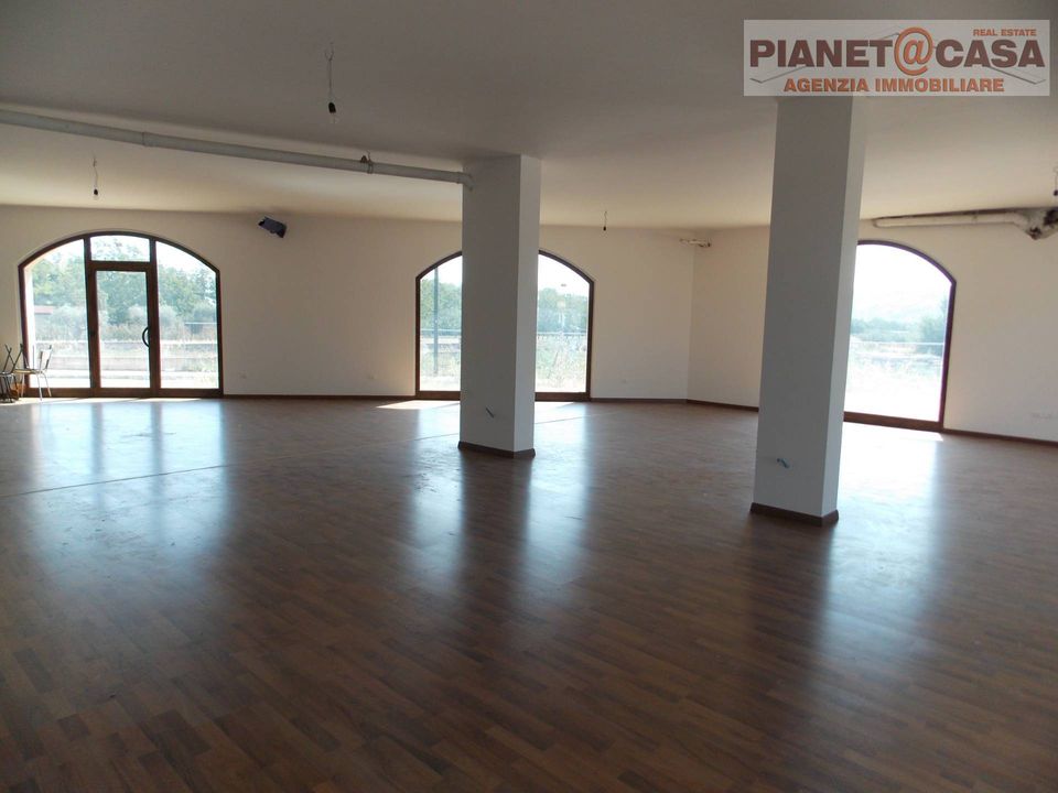 L'establiment comercial a Monsampolo del Tronto, Ascoli Piceno - foto 2
