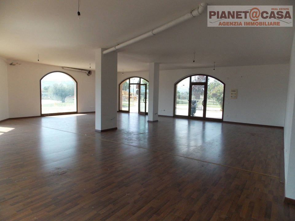 L'establiment comercial a Monsampolo del Tronto, Ascoli Piceno - foto 3
