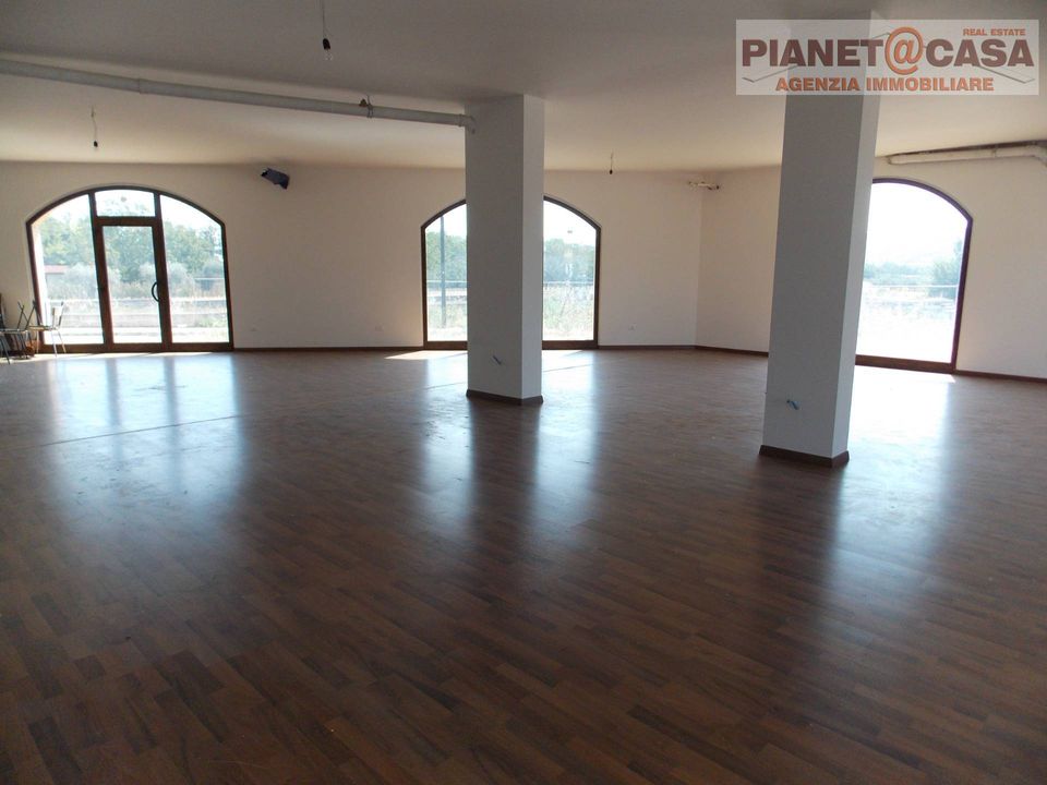 L'establiment comercial a Monsampolo del Tronto, Ascoli Piceno - foto 4