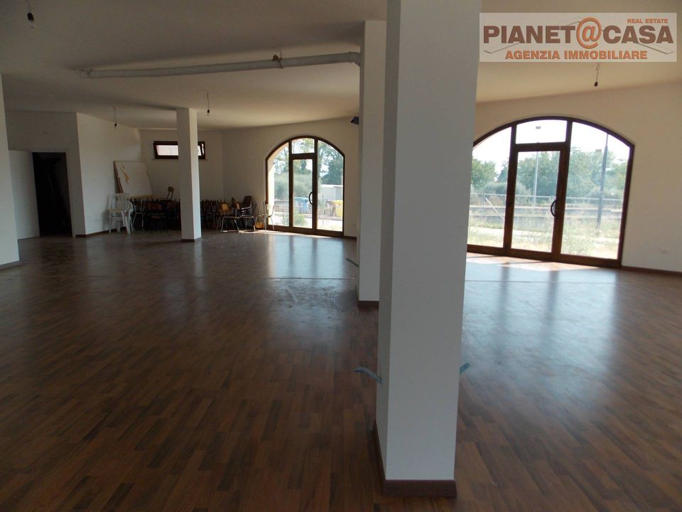 L'establiment comercial a Monsampolo del Tronto, Ascoli Piceno - foto 5