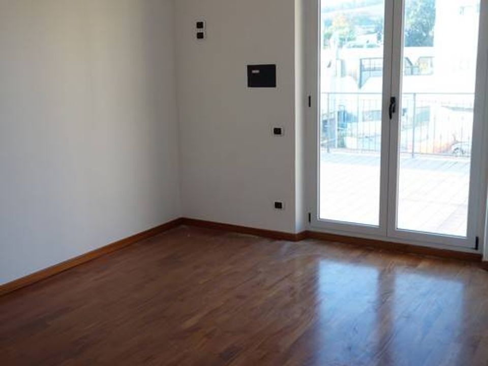 Propiedad comercial en Porto San Giorgio, Fermo - foto 1