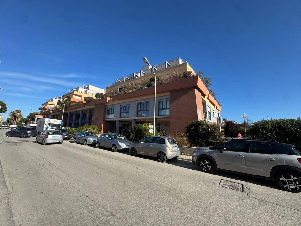 Erhvervsejendom i Porto San Giorgio, Fermo - foto 1
