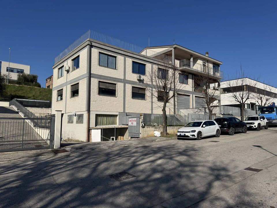 Erhvervsejendom i Porto San Giorgio, Fermo - foto 1