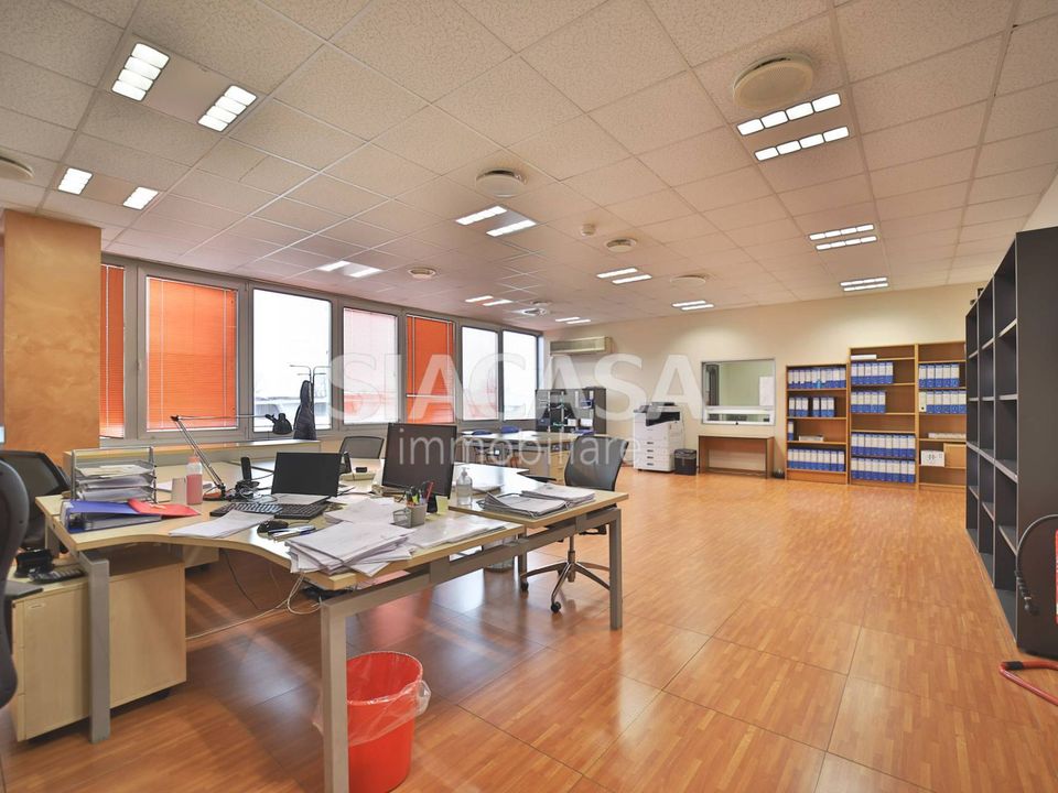 L'establiment comercial a Cernusco sul Naviglio, Milan - foto 4