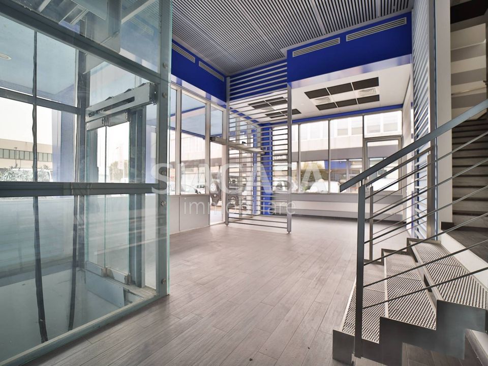L'establiment comercial a Cernusco sul Naviglio, Milan - foto 1