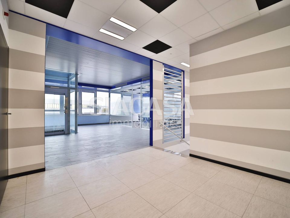 L'establiment comercial a Cernusco sul Naviglio, Milan - foto 4