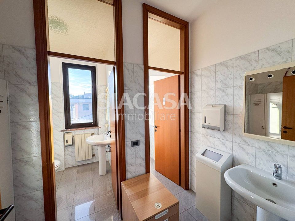 L'establiment comercial a Cernusco sul Naviglio, Milan - foto 3
